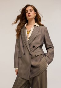 Короткое пальто