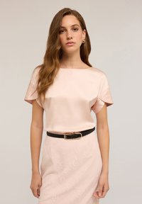 Атласная блузка