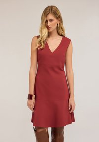 Платье футляр