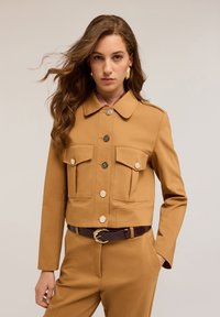 Блейзер с накладными карманами