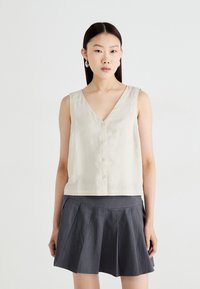 Блузка без рукавов