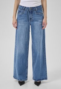 Клешеные джинсы