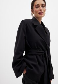 Короткое пальто