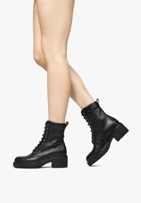 Ботинки на шнуровке