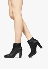 Полусапожки на высоком каблуке