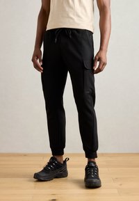 Брюки с накладными карманами