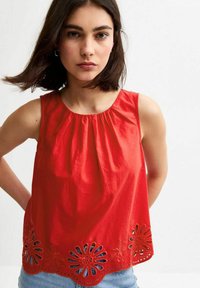 Блузка без рукавов