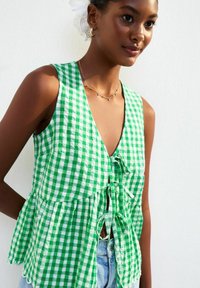 Блузка без рукавов