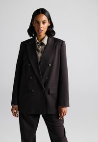 Длинный блейзер