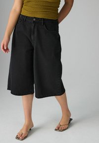 Короткие джинсы Короткие джинсы