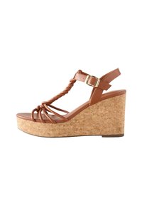 Босоножки на танкетке