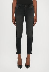 Узкие джинсы