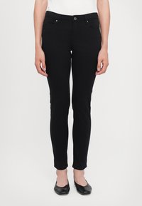 Узкие джинсы