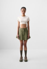 Юбка с накладными карманами