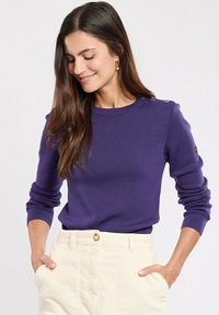 Пуловер в полоску