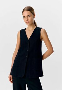 Длинный жилет