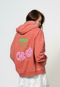 Пуловер с капюшоном