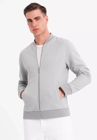 Куртка бомбер