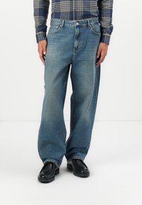 Прямые джинсы