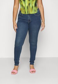 Узкие джинсы