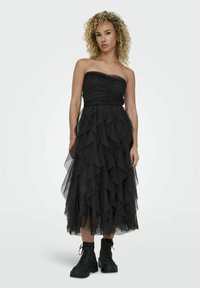 Платье без бретелек