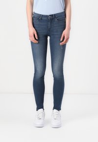 Узкие джинсы