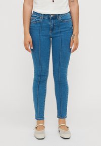 Узкие джинсы