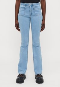 Клешеные джинсы