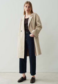 Шерстяное пальто