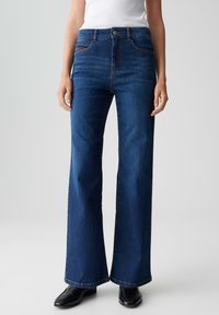 Клешеные джинсы