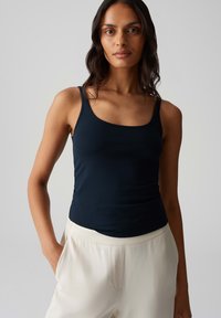 Топ на бретельках