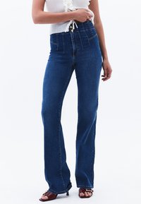 Клешеные брюки