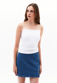 Топ на бретельках