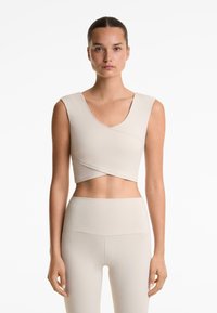 Спортивный топ