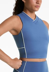 Спортивный топ