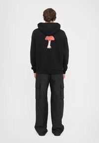 Пуловер с капюшоном Пуловер с капюшоном