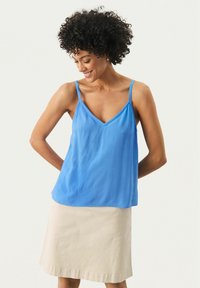 Топ на бретельках