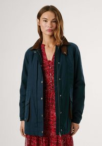 Куртка с накладнымит карманами