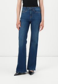 Клешеные джинсы