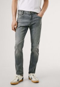 Узкие джинсы