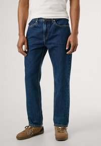 Прямые джинсы