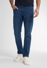 Узкие джинсы