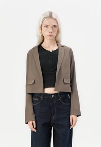 Короткий блейзер