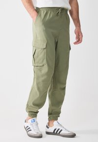 Брюки с накладными карманами