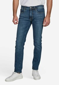 Узкие джинсы