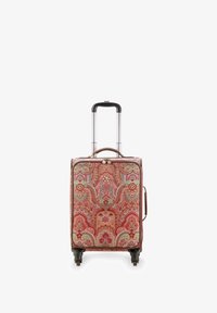 Чемодан на колесах Чемодан на колесах