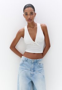 Блузка без рукавов