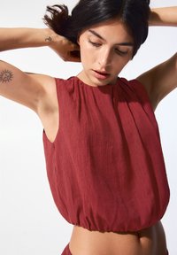 Блузка без рукавов