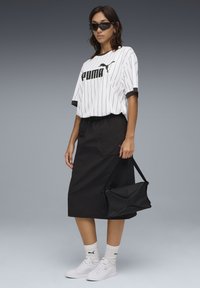 Юбка с накладными карманами