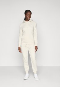 Спортивная толстовка